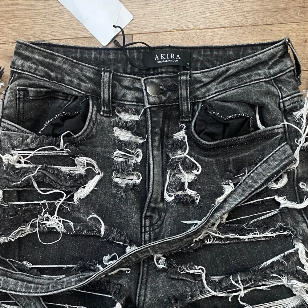 AKIRA SUPER DISTRESSED RELAXED FIT JEANS - Picture 2 of 12